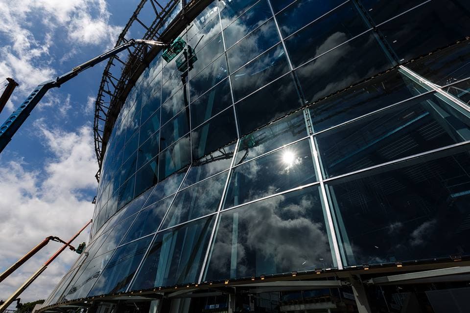 La edificación cuenta con nueve pisos entre los cuales hay tiendas, puestos de comida, baños, palcos, salas VIP.