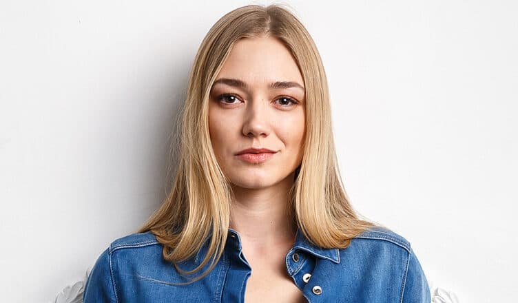 Esta historia combina al terror y la ciencia ficción de manera asombrosa, además crea una atmósfera de aislamiento y soledad que se intensifica con la desesperación.
<br>