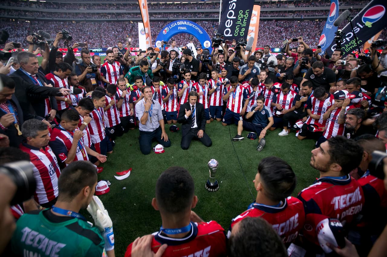 7: Chivas de Guadalajara tiene 6.4 millones en Facebook, 3.1 millones en Twitter y 900 mil en Instagram.