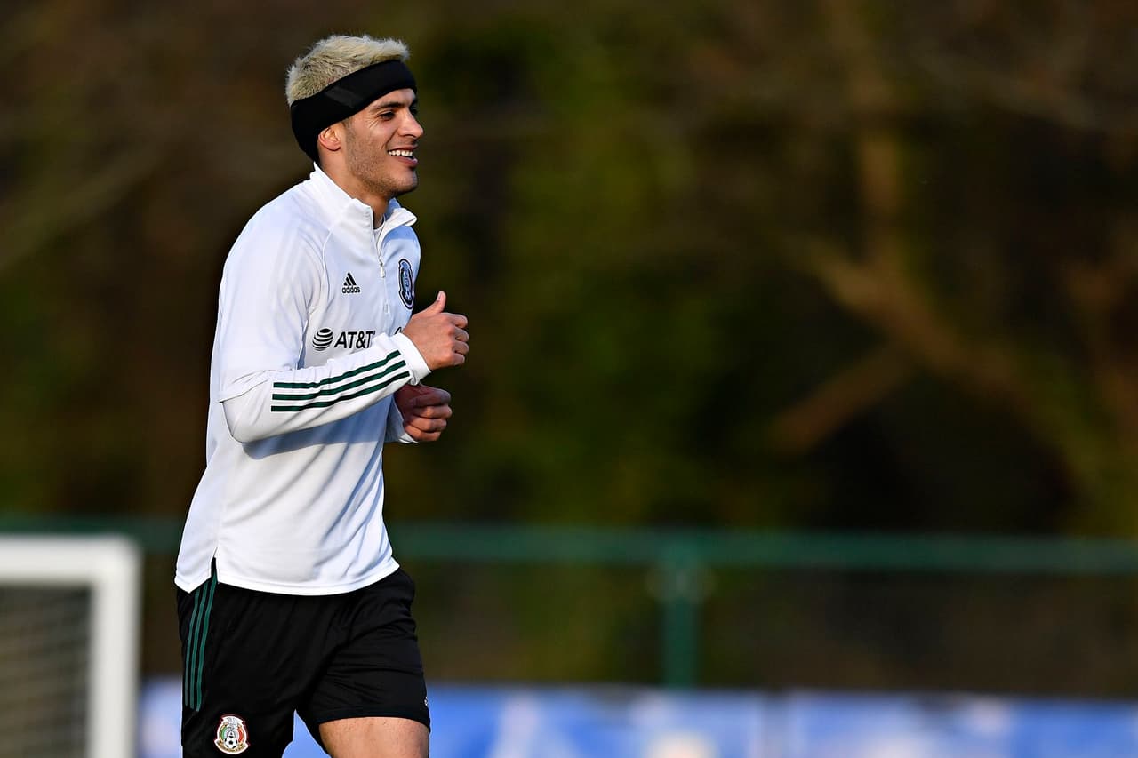 ¡El 'protector' del Lobo! Jiménez presume su diadema con el Tri