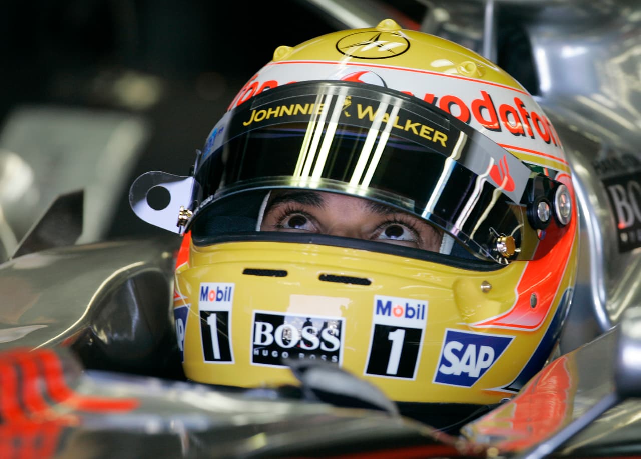 En la salida ocurrió el primer abandono en la carrera, luego de que Jenson Button arriesgara de más en la primera curva y perdiera una posición con Heidfeld, por salirse de la pista.