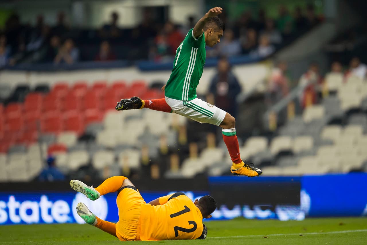 Photo during the match Mexico vs Panama corresponding to the Eliminations to the World Cup Russia 2018, in the Azteca Stadium, in the photo: Foto durante el partido Mexico vs Panama correspondiente a las Eliminatorias Rumbo al Mundial Rusia 2018, en el Estadio Azteca, en la foto: Jesus Corona Mexico y Jose Calderon Panama 01/09/2017/MEXSPORT/Osvaldo Aguilar