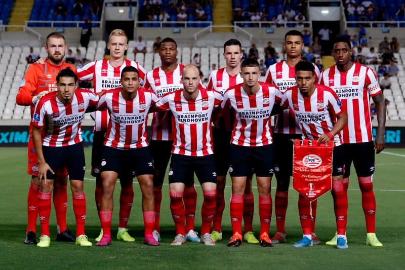 Con esta alineación se plantó el conjunto holandés en Chipre.