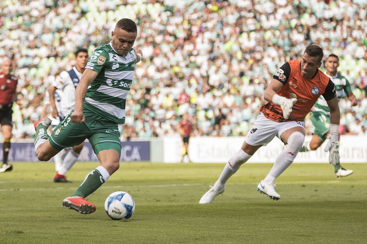 El delantero uruguayo Jonathan Rodríguez (izquierda) tuvo otra clara opción de gol ante Puebla, luego de eludir la salida del arquero uruguayo Nicolás Vikonis (derecha).