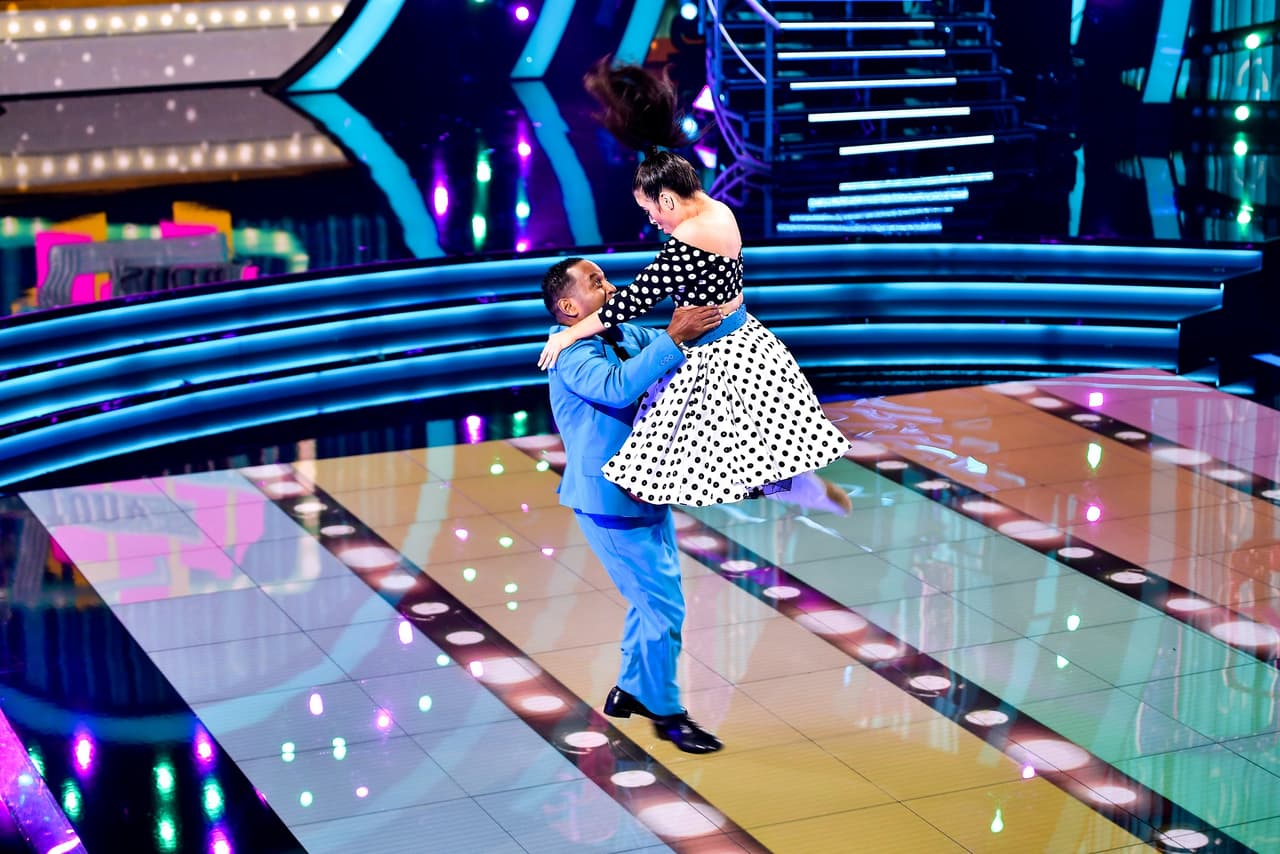 Tony Dandrades apareción bailando un jive.