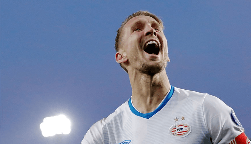 Los goles del partido los pusieron Luuk de Jong, al minuto 47, y Donyell Malen, al 92', para este buen triunfo de los Granjeros.