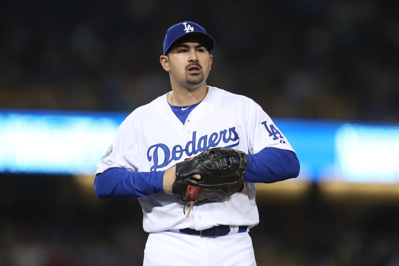 Adrián González se convertirá en agente libre en las próximas horas.