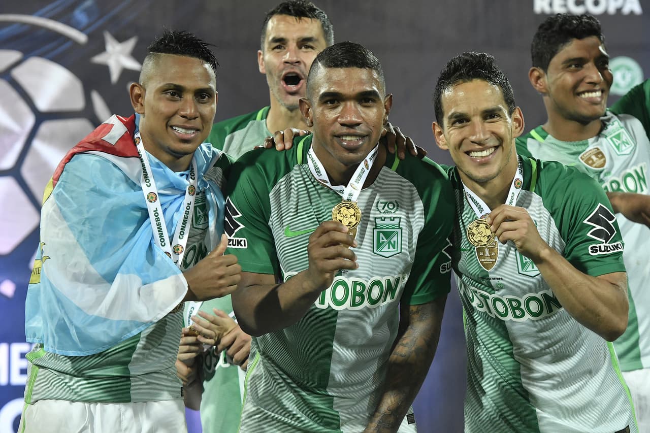 Siempre con el orgullo de la bandera sanandresana, Arley levantó todos los trofeos adquiridos.