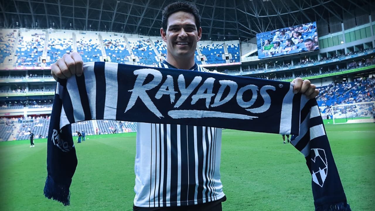 Mark Sánchez posa con la bufanda y la playera de Rayados de Monterrey en el Coloso de Acero