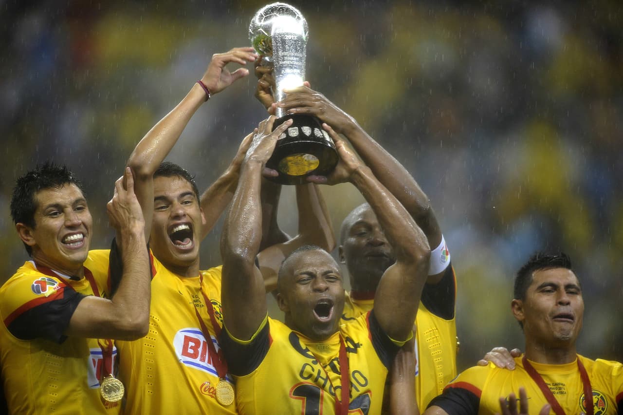 En el 2011 fichó con América donde también se consagró campeón de liga en el 2013, además logró in tricampeonato de goleo entre el 2012 y 2013.
<br>