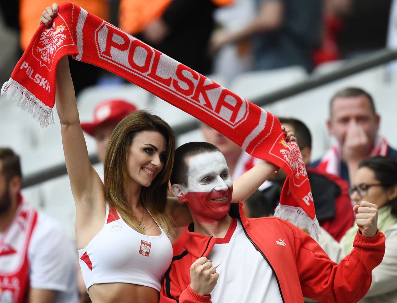 Las bellezas inundaron la Eurocopa y aquí te damos una probadita de estas dulzuras que apoyaron a su equipo.