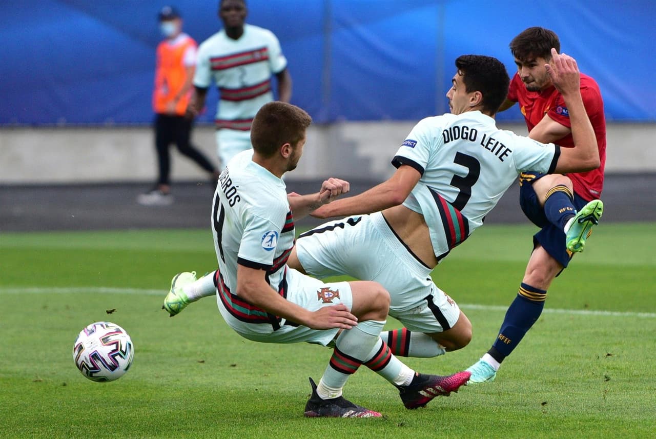 Portugal derrota a España por la mínima y es finalista de la Eurocopa Sub-21. Los lusos tuvieron poco acercamiento al área, y un toque desafortunado en el jugador español Jorge Cuenca, se convirtió en el gol que llevaría al equipo contrario a la final de esta justa. Su oponente será Alemania u Holanda.