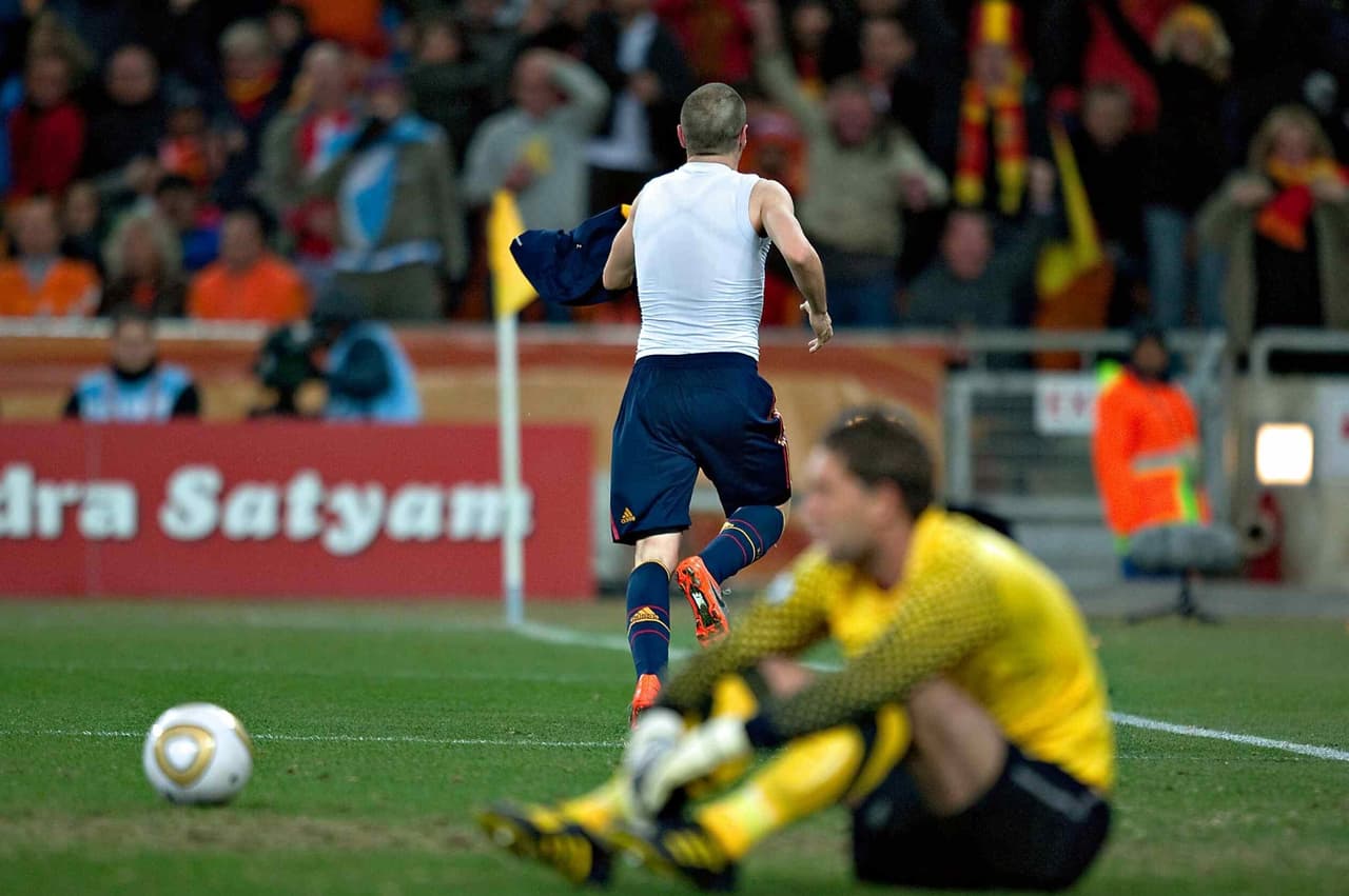 Se sacó la camiseta y mostró un mensaje para su fallecido compañero Daniel Jarque, quien murió súbitamente concentrado con el Espanyol de Barcelona.