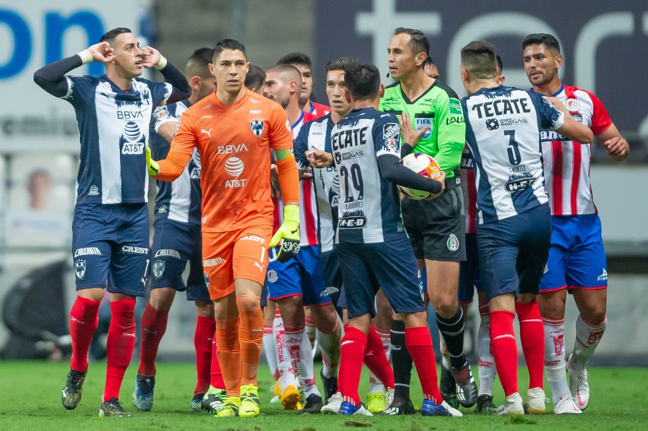 Las burlas de Funes Mori provocaron que jugadores del Atlético San Luis reclamaran al árbitro.