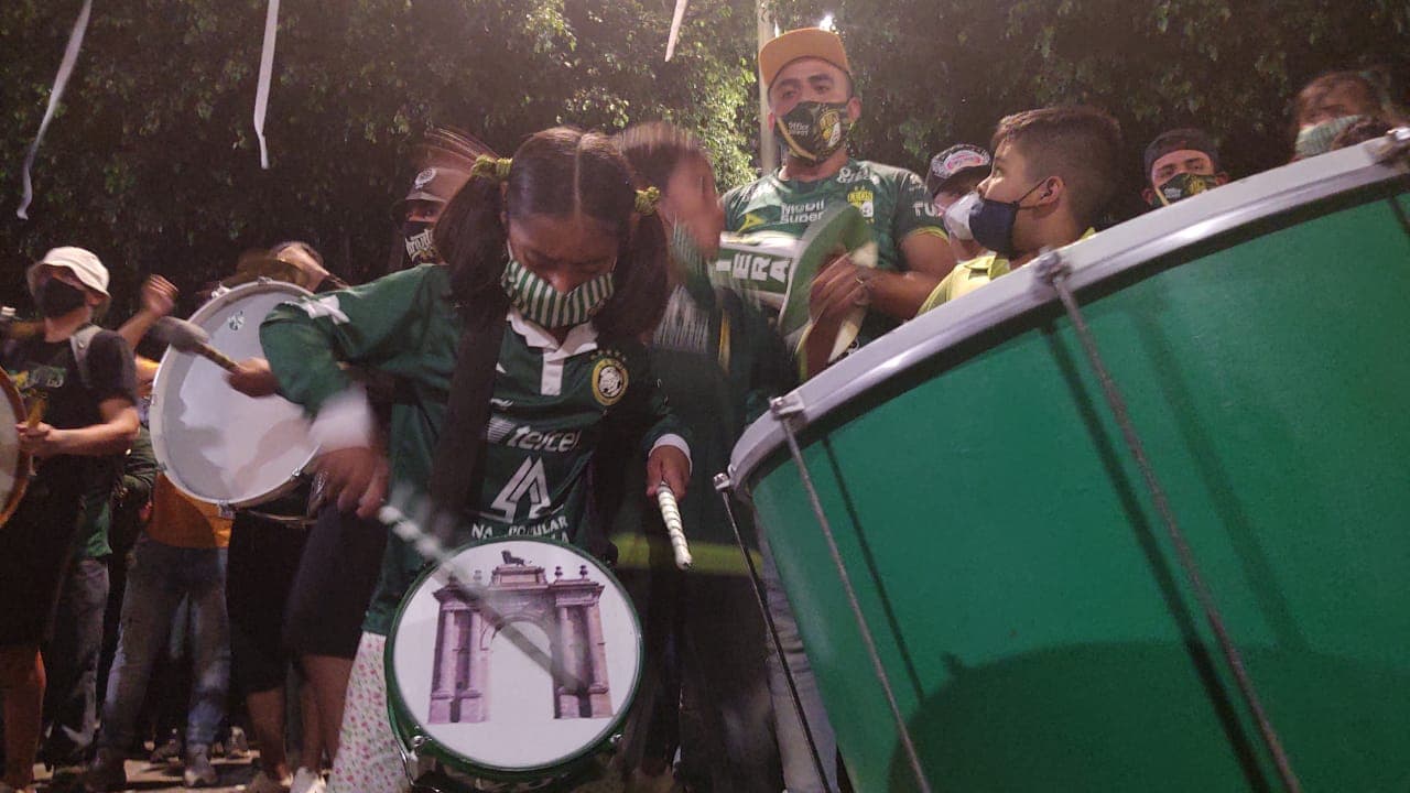 Así se vive la previa de la Semifinal de vuelta León vs Chivas | Los aficionados del conjunto esmeralda dejaron de lado los protocolos sanitarios para apoyar en el Estadio de León.