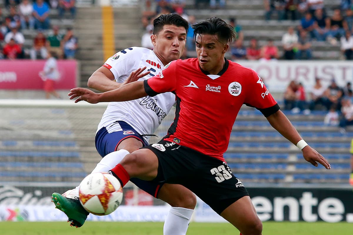 Los duelos individuales fueron ganados por los jugadores de Lobos, como en esta acción en la que el argentino Michael Chirinos supera al uruguayo de Veracruz Adrián Luna.