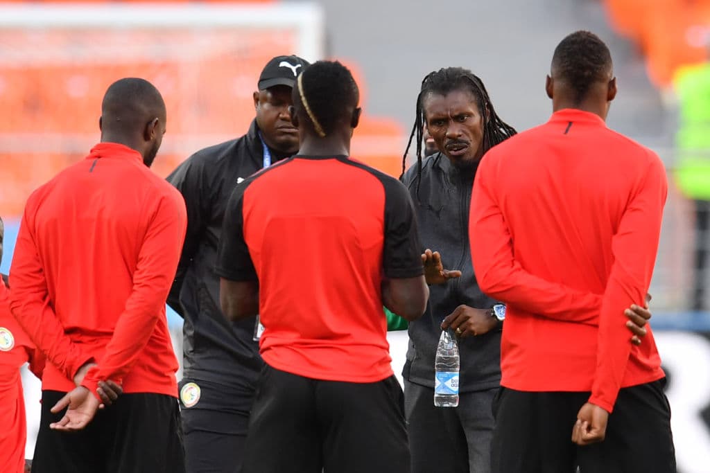 Al centro en la imagen Aliou Cissé, el entrenador de la selección de Senegal, quien da indicaciones en la práctica final de su equipo en la preapración hacia el duelo ante Japón.