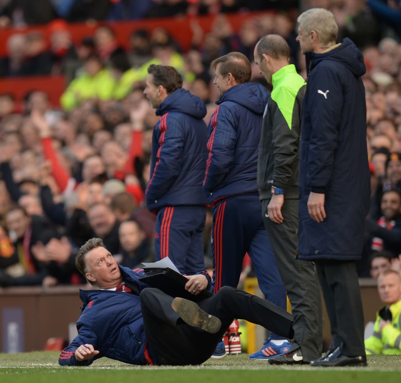 Mientras Van Gaal se recuperaba sus asistentes se mantuvieron atentos a lo que sucedía en el encuentro para darle detalle a su jefe ya que estuviera de pie y también para que no se perdiera la atención a los jugadores.