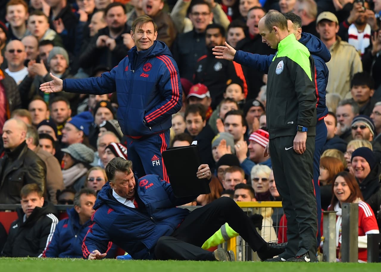 El entrenador azotó de lleno pero eso sí, sin soltar su carpeta de apuntes del partido.