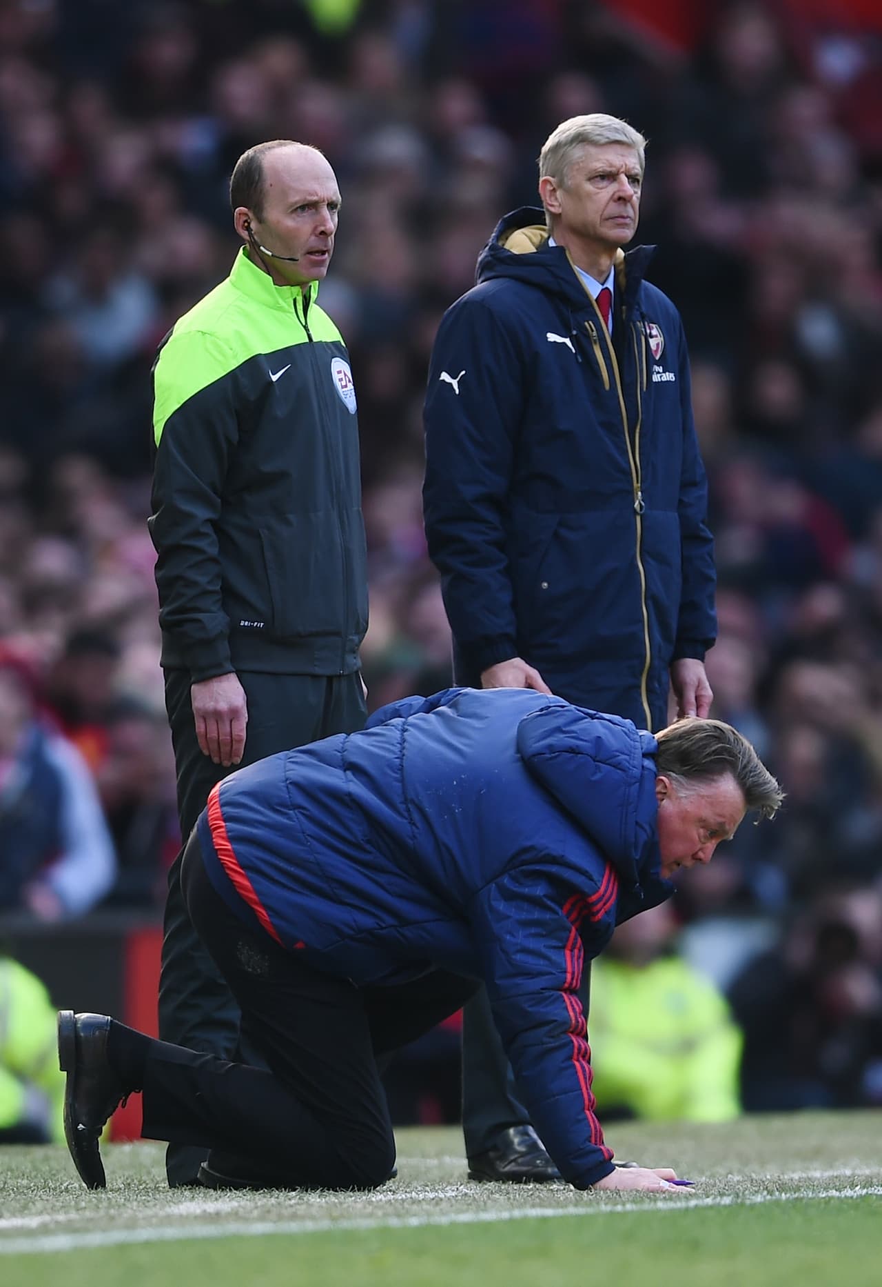 Los acontecimientos del partido parecían ser más importantes pues como vemos en la foto Wegner y el cuarto árbitro no voltearon a ver al estratega ni para ayudarlo o ver si estaba sano.