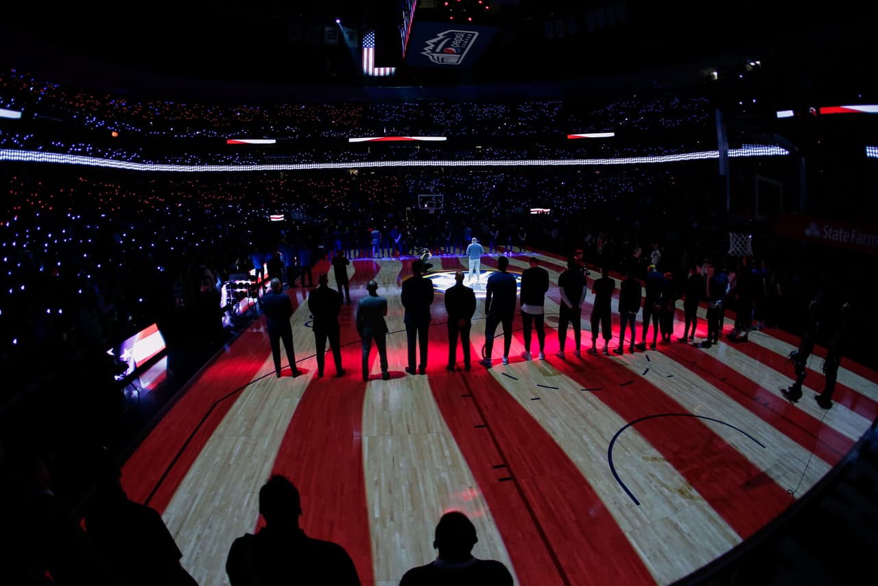 En el momento del himno nacional de los Estados Unidos el recinto deportivo apagó sus luces principales y dibujó en la duela la bandera.