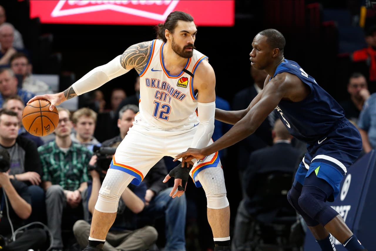 El senegalense Gorgui Dieng intenta quitarle la pelota al jugador de los Thunder, Steven Adams.