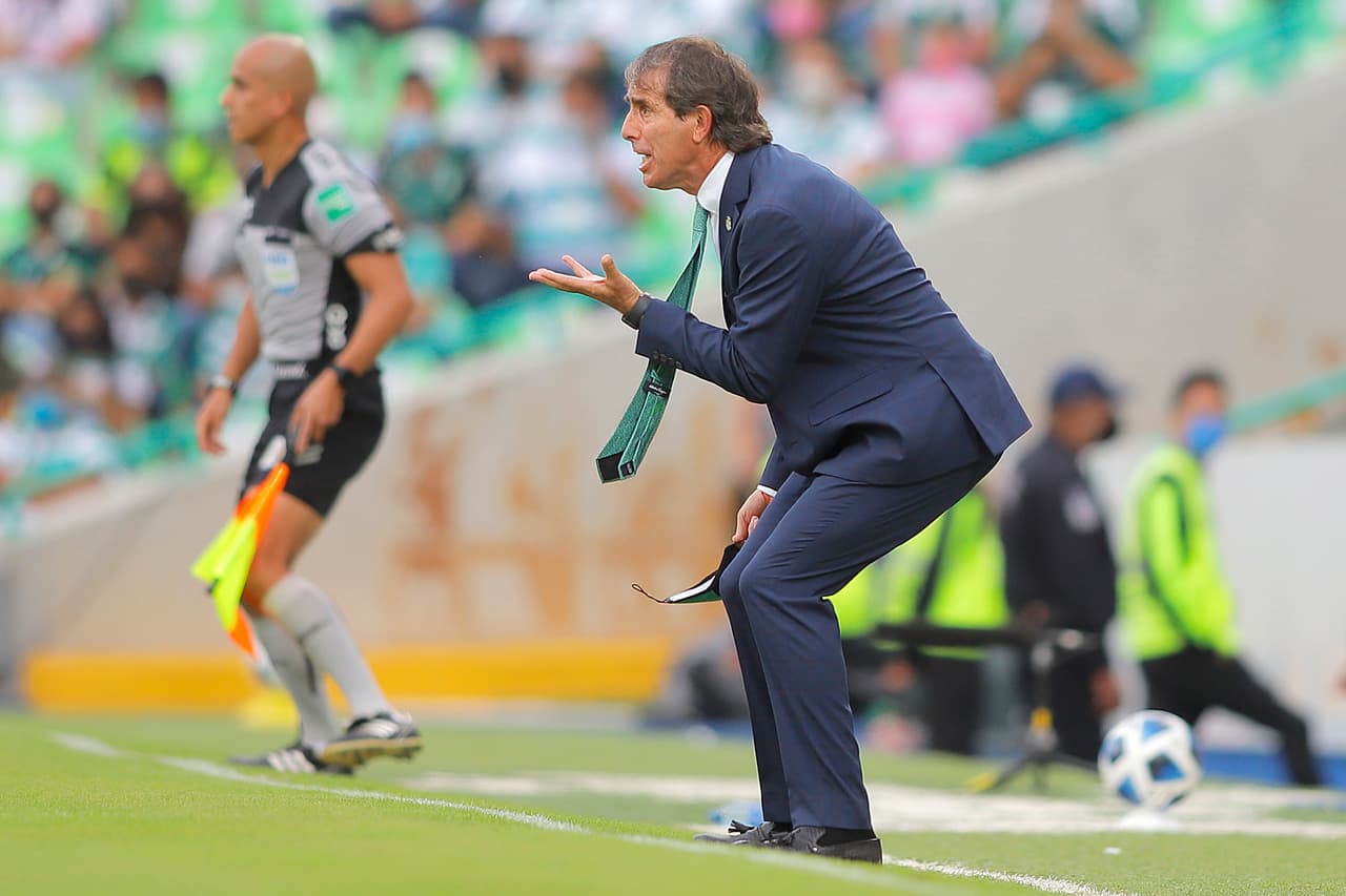 Santos despide al DT Guillermo Almada tras dos años y medio