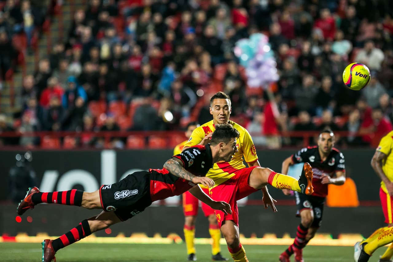 En por lo menos par de ocasiones Xolos pudo ponerse al frente nuevamente, pero los postes y la buena actuación de Sosa les arrebataron los goles.