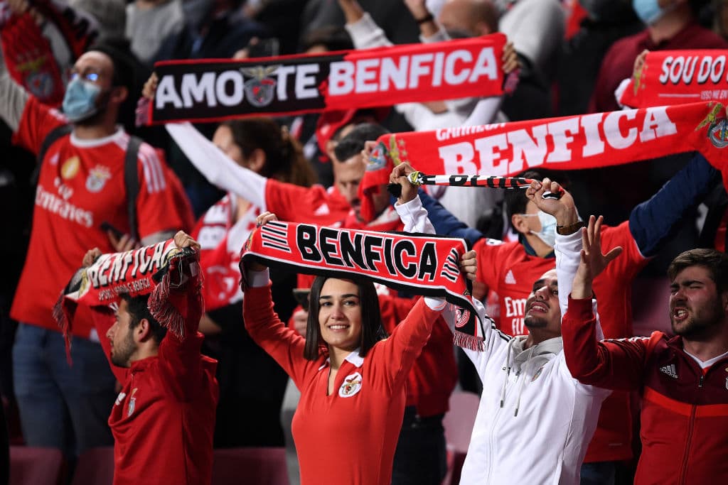 Ajax y Benfica se van con empate tras partidazo en el partido de ida en Octavos de Final en la Champions League. Dusan Tadic y Sebastien Haller anotaron para la escuadra holandesa, mientras que Roman Yaremchuk y también Sebastien Haller sumaron para los locales. Edson Álvarez fue titular durante el encuentro.