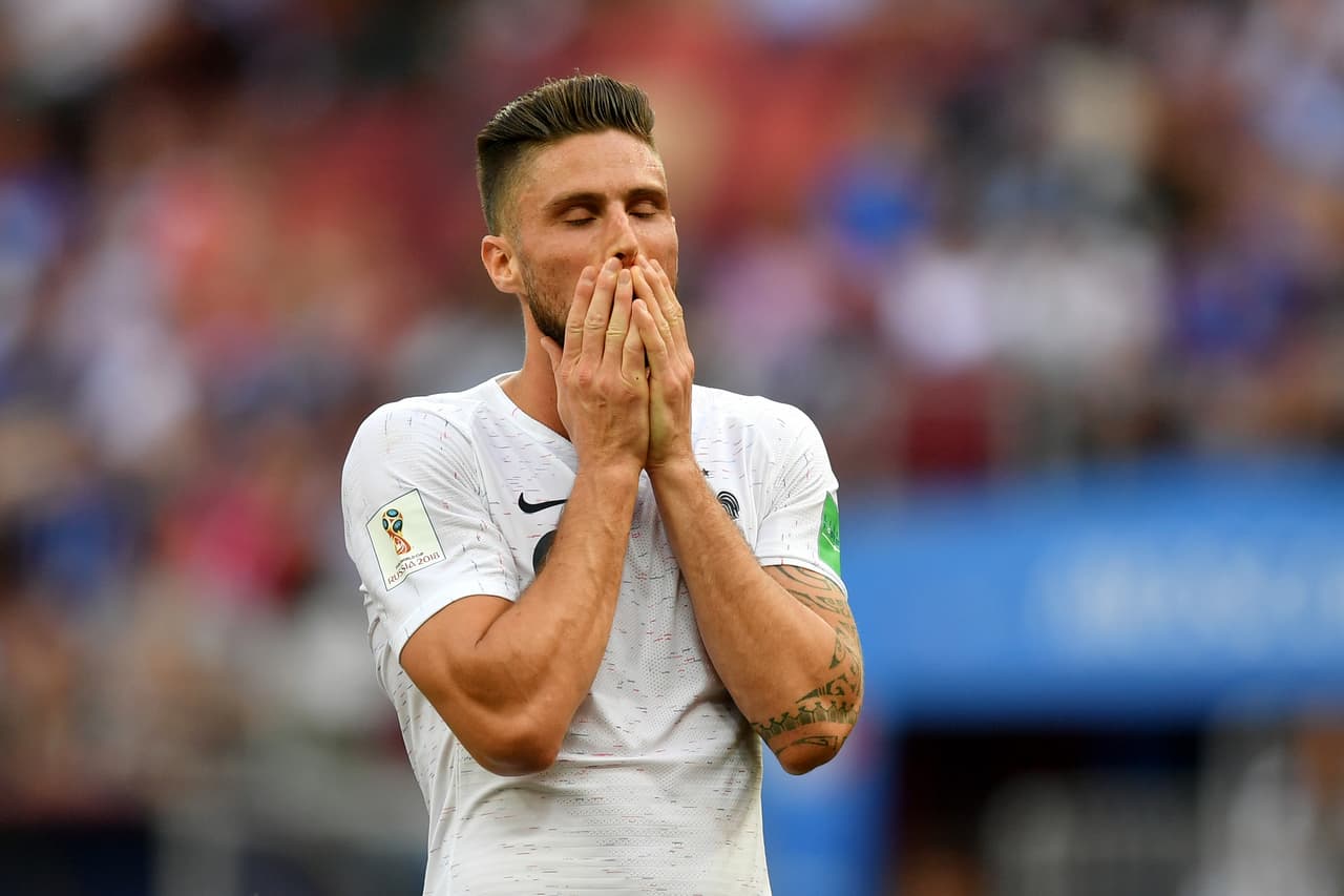 El delantero del Chelsea volvió a tener otra pero mandó el balón por encima del arco tras asistencia de Griezmann. Por fortuna, el línea marcó fuera de juego y Olivier pasó la pena.