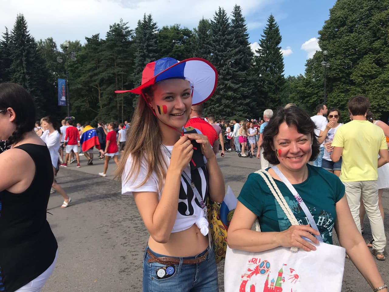 Fanáticas ponen su colorido y alegría en la definición del tercer lugar del Mundial de Rusia 2018 entre Bélgica e Inglaterra en San Petersburgo.