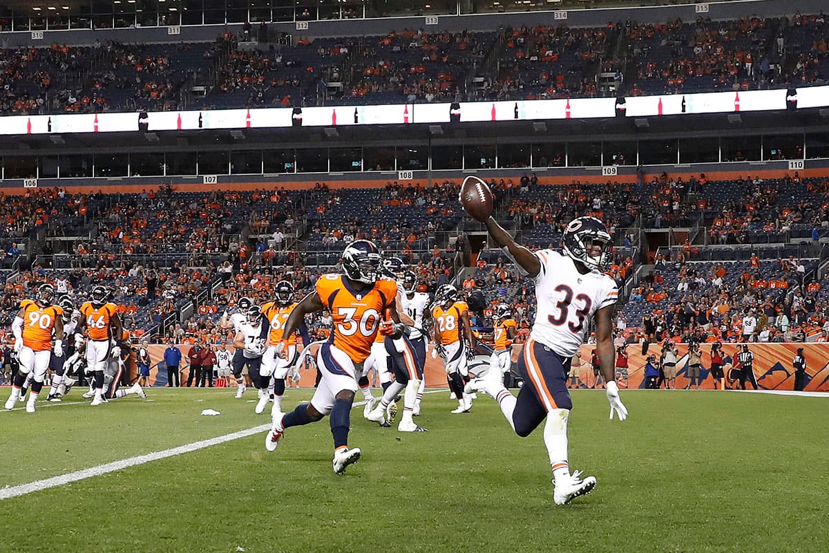 En Denver se vivió un juego muy cerrado que ganaron, en el último cuarto, los Chicago Bears por 24-23 a los Broncos. Taquen Mizzell (derecha) logró una de las anotaciones de la remontada.