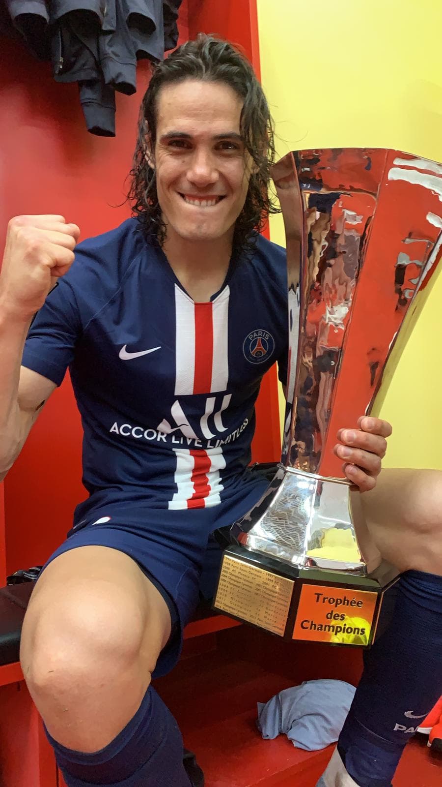 Edinson Cavani posa con el trofeo.