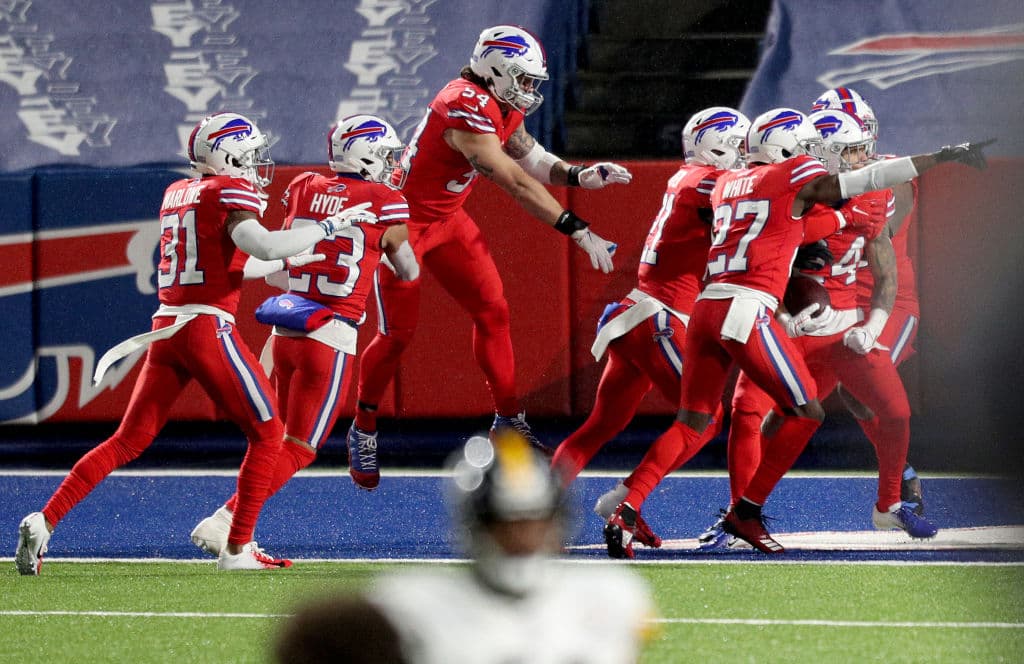 Steffon Diggs brilla con una anotación y 130 yardas por aire en la victoria 15-26 de los Bills sobre los Steelers.