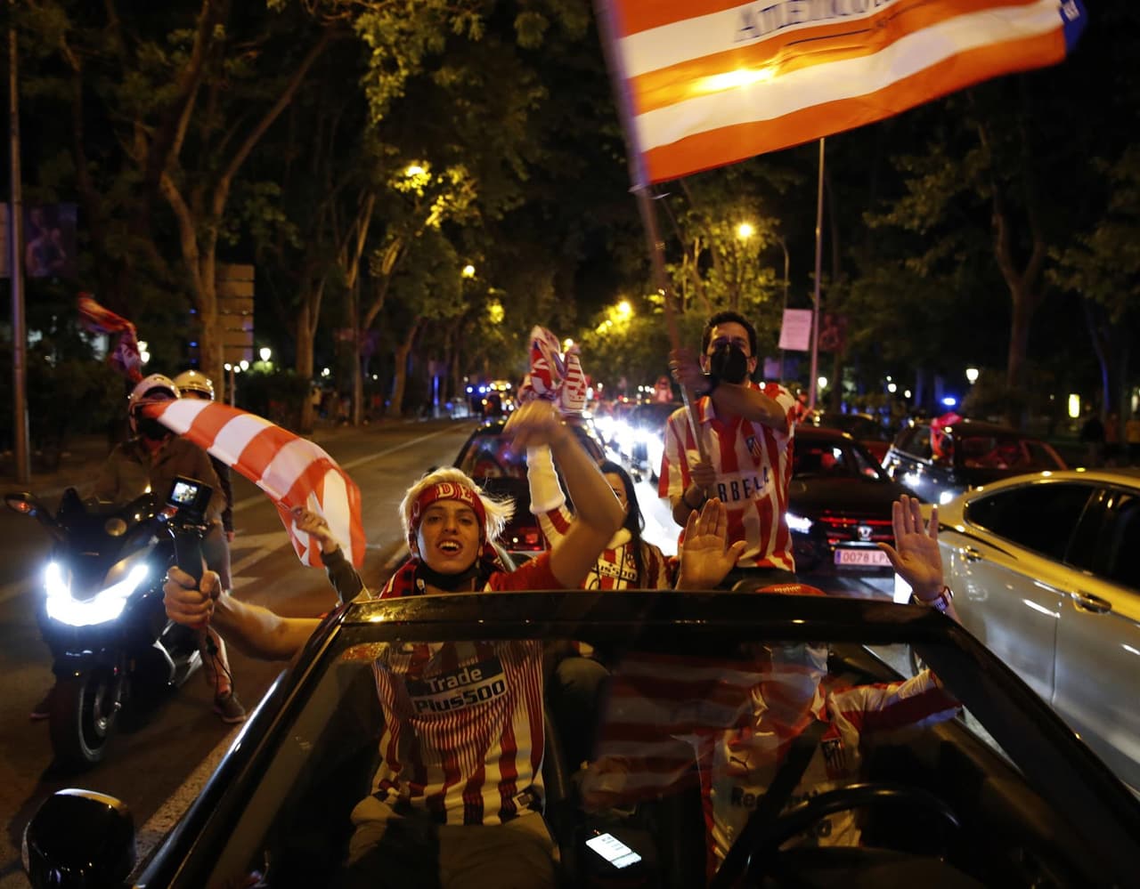 Centenares de aficionados del Atlético de Madrid se reunieron en la fuente de Neptuno para celeberar el título liguero conseguido por el club.