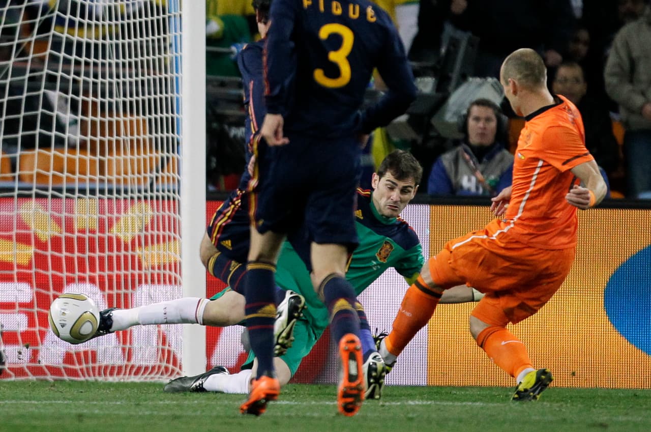 Íker Casillas se convirtió en el héroe de la jornada para España al salvar a su equipo de opciones clarísimas de Holanda.