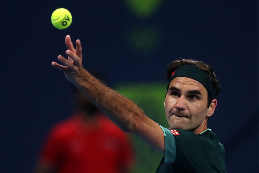 Roger Federer está de regreso, tras un año de inactividad, y se impone al birtánico Daniel Evans en un gran duelo con parciales de 7-6 (8), 3-6 y 7-5 y se mete a los Cuartos de Final del Qatar ExxonMobil Open 2021, donde enfrentará a Basilashvili.