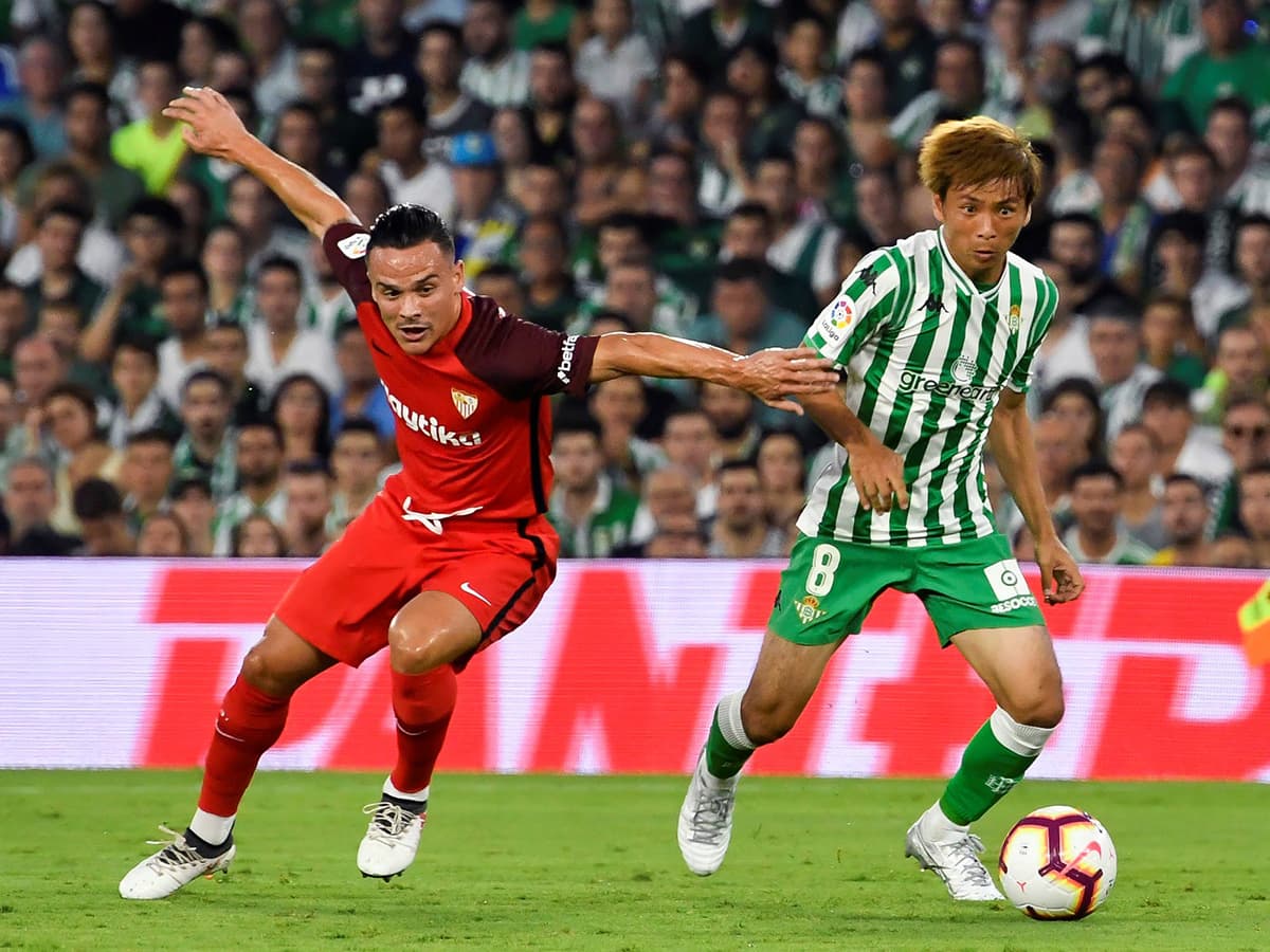 El mediocampista japonés Takahasi Inui (derecha) fue un dolor de cabeza para los sevillistas.