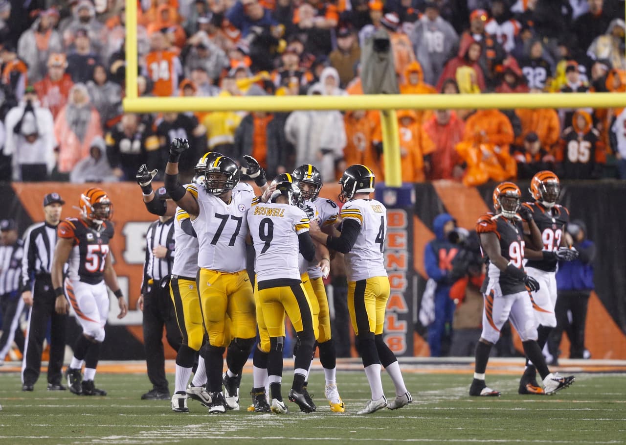 Los Pittsburgh Steelers tienen un ángel guardían muy poderoso. Cada vez que Pittsburgh necesita ayuda celestial para ganar un partido, esta llega. El sábado por la noche se manifestó en un balón suelto de Jeremy Hill cuando los Bengals ya festejaban; en el hecho que Ben Roethlisberger pudo regresar con un esguince de hombro, y que su ofensiva no tuvo que hacer nada para avanzar, los Bengals regalaron 2 castigos de foul personal.