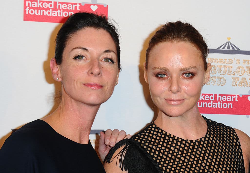 Stella y Mary McCartney. Hijas del legendario cantautor y compositor Paul McCartney. Stella es diseñadora de modas y Mary se dedicó a la fotografía profesional.