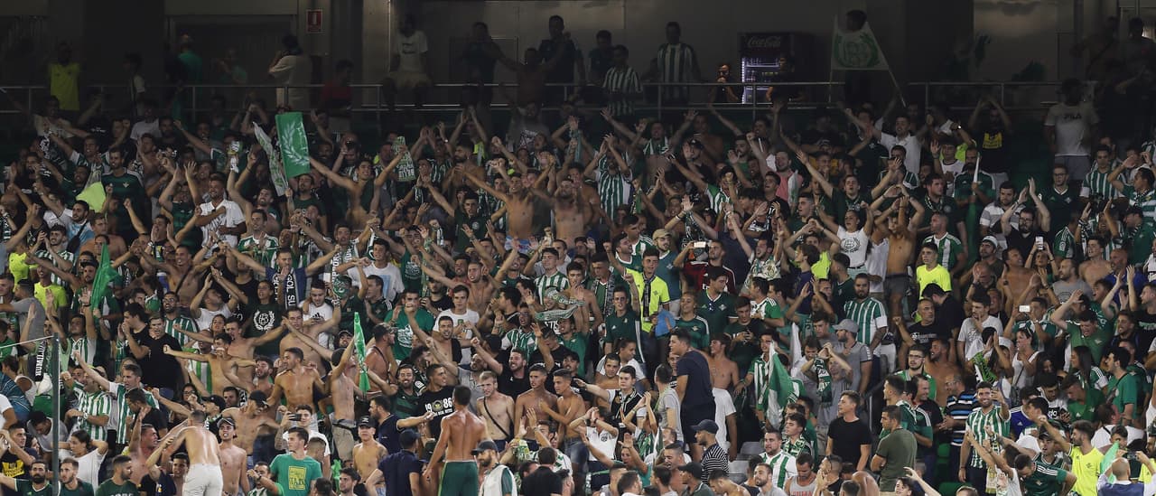 La afición delclub sevillano respondió de la mejor manera en el Benito Villamarín para recibir por primera vez a su equipo en casa.