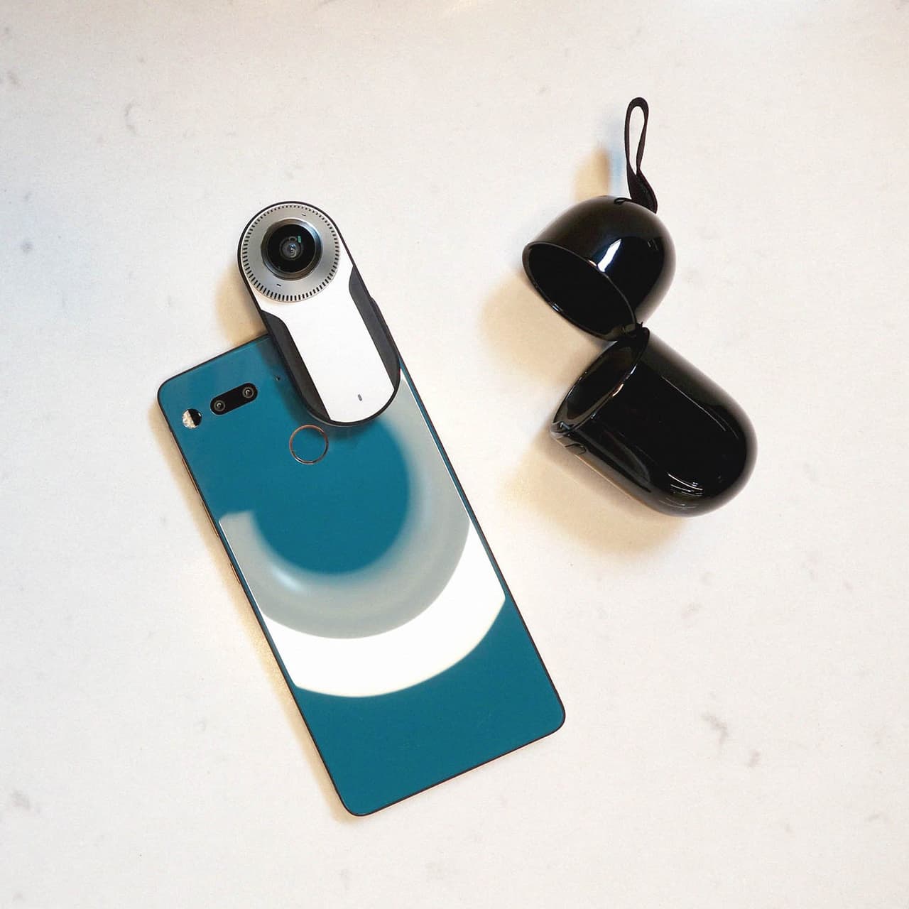 Este teléfono era la competencia de iPhone, Galaxy y Pixel. El creador de Android lo sacó al mercado, pero su alto valor hizo que no hubiera suficientes ventas y cerró en febrero.