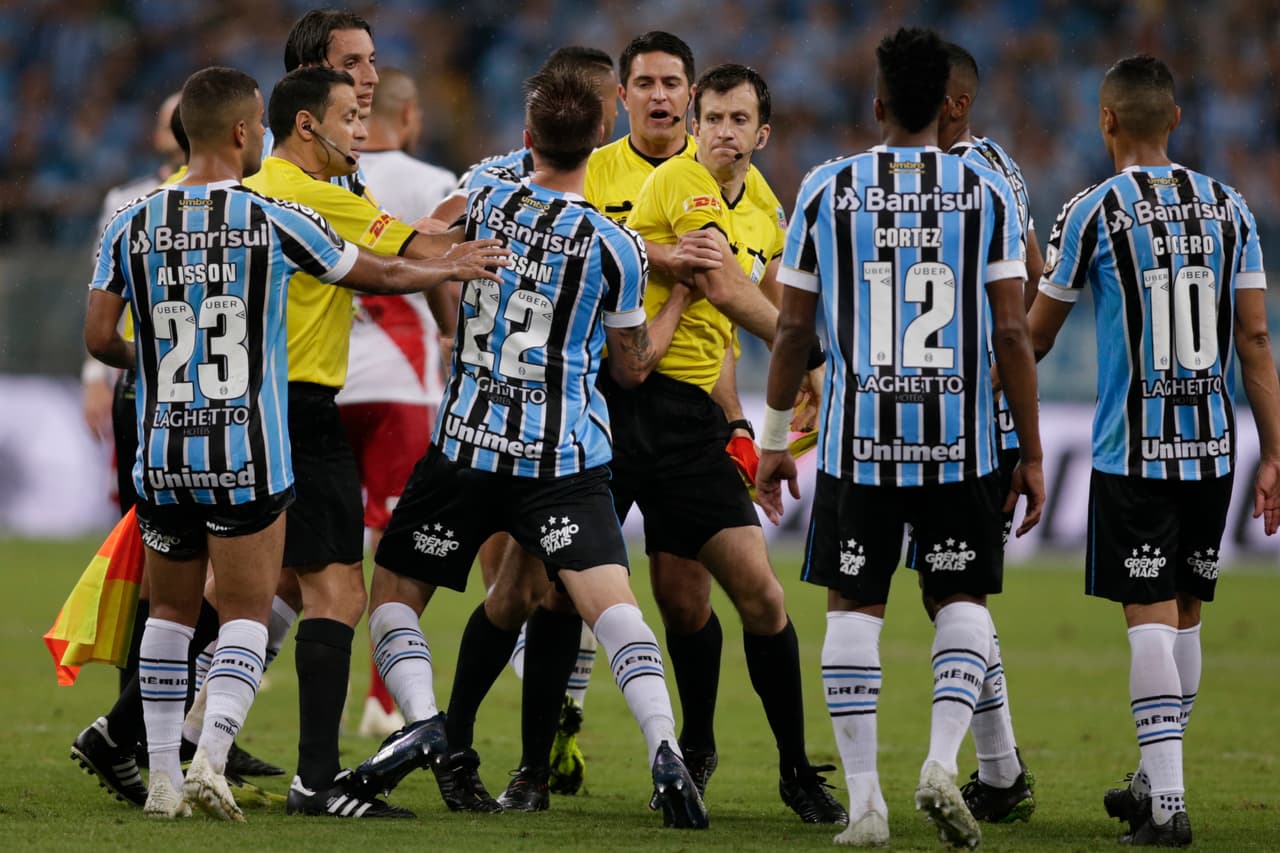Pero vino el momento polémico. El árbitro, el uruguayo Andrés Cunha, echó mano del Video Assistant Referee para determinar que se había cometido una mano en el área. Había que revisar.
