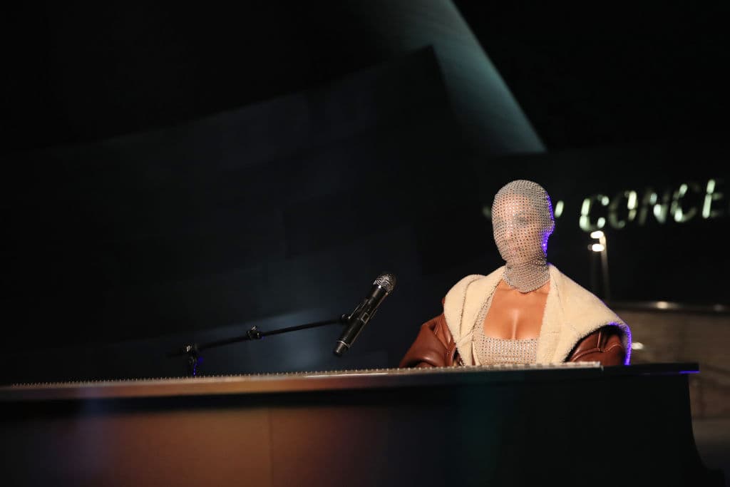 Alicia Keys nos sorprendió con un look muy 'pandémico'.