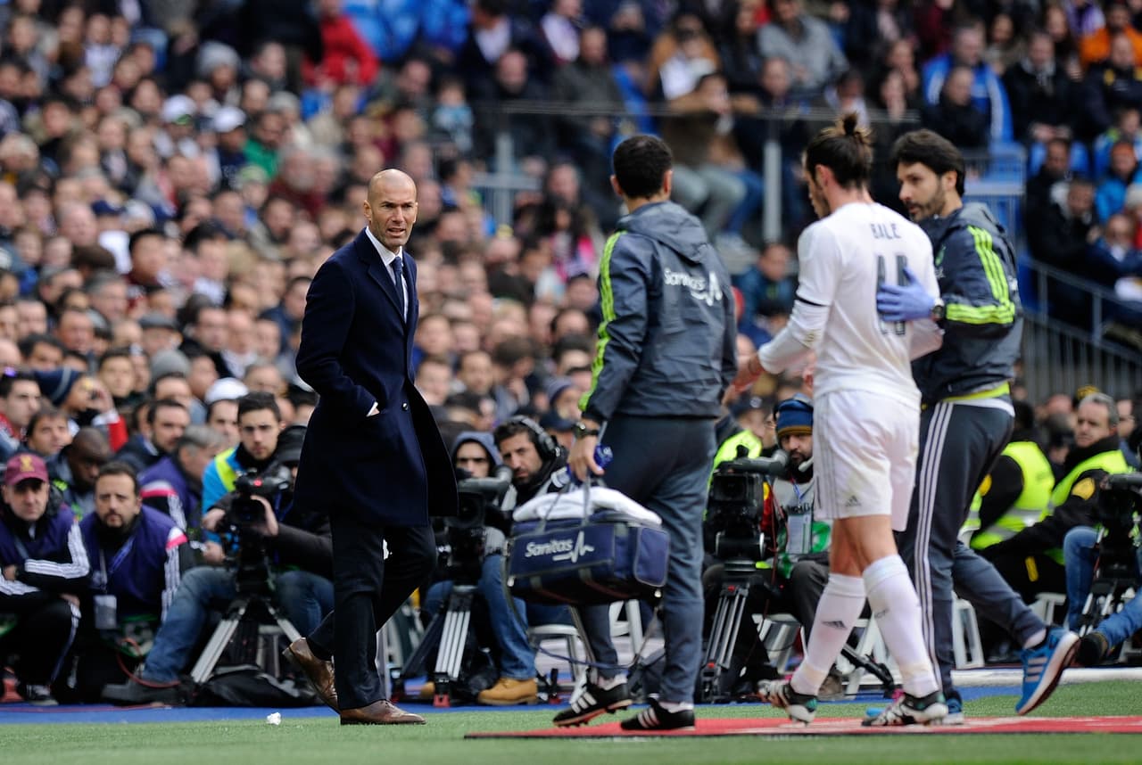 Zidane observa al lesionado Gareth Bale