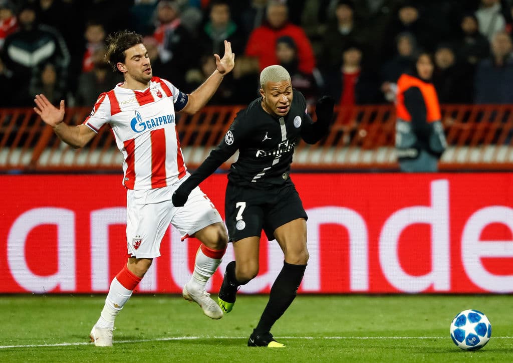 Pero los serbios tuvieron problemas para contener la rapidez y la picardía de Kylian Mbappé y en una de sus primeras escapadas, hizo mucho daño.