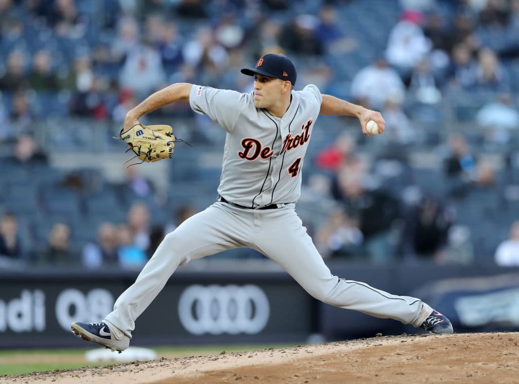 En tanto que Matthew Boyd recibió la pelota por los Detroit Tigers. Boyd lanzó seis entradas y un tercio en los que toleró cinco hits, una carrera, dio tres bases por bolas y ponchó a 13, la máxima cifra en su carrera en un juego, aunque salió sin decisión.