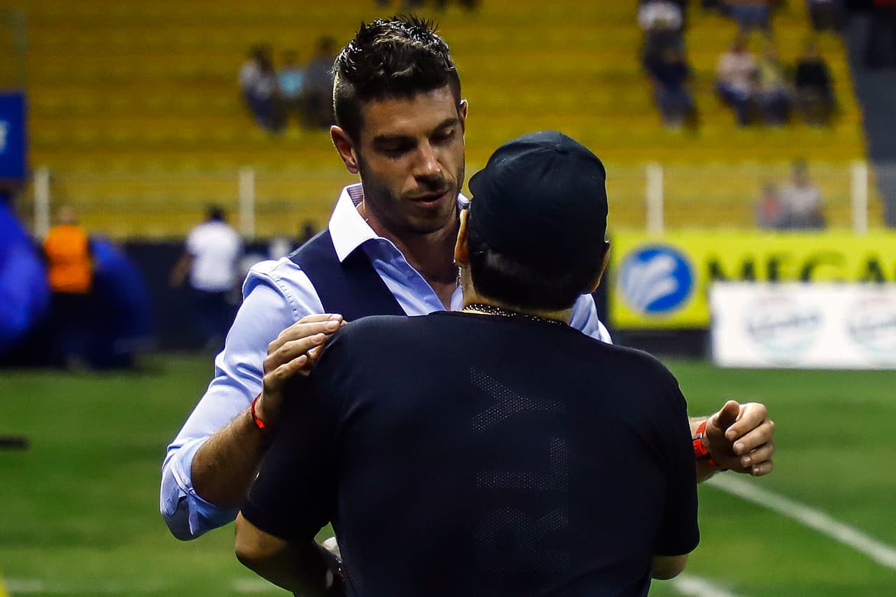 Este fue el saludo entre ambos estrategas. En escena, Alex Diego, de Oaxaca y Diego Maradona, por la causa del equipo sinaloense.