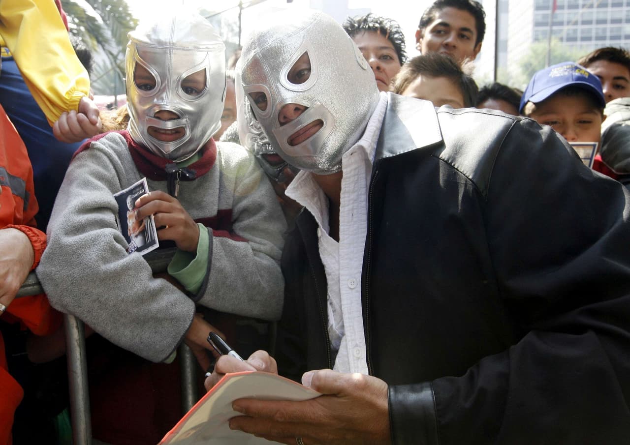 El éxito de El Santo no solo fue arrollador en México sino que el símbolo de la justicia, con su enmascarado de plata, tuvo impacto en América Latina, en Europa y en sitios como Turquía o Líbano.