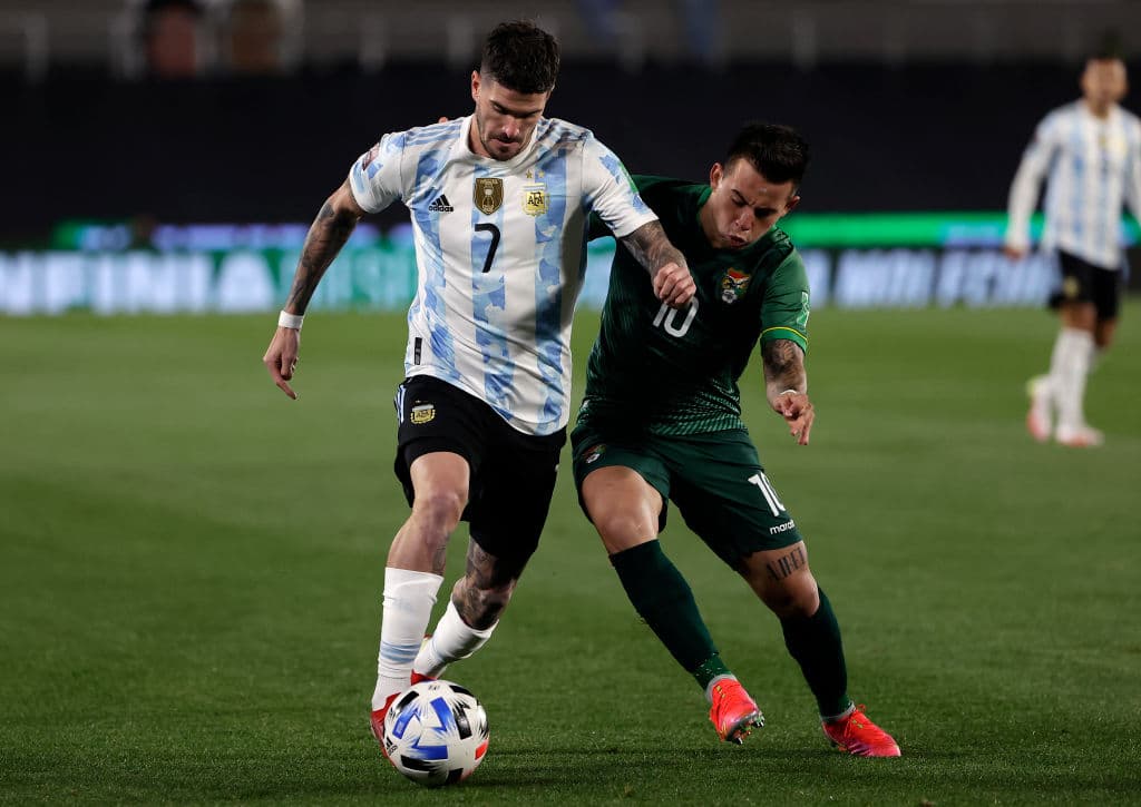 Con un asombroso hat trick de Lionel Messi, Argentina golea 3-0 a Bolivia y se sitúan en la segunda plaza de manera solitaria.